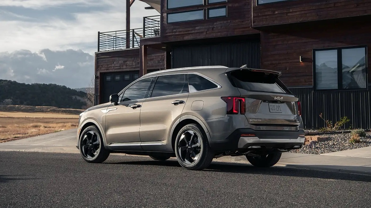 Kia Sorento PHEV 2025 sur route, démontrant ses capacités hybrides rechargeables et son espace pour 7 à 8 passagers.