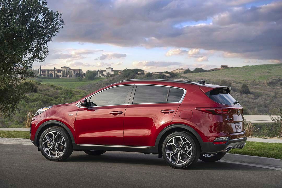 Vue latérale du Kia Sportage 2021 sur une route