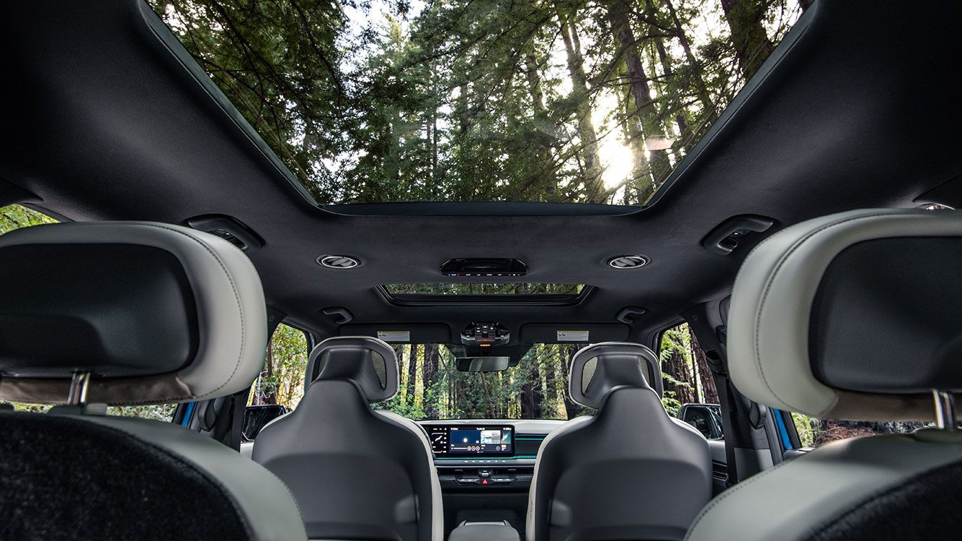 Vue de l'intérieur de la Kia EV9 2025 et de son toit ouvrant