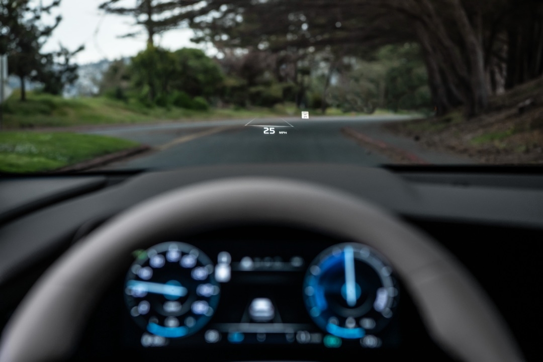 Vue à travers le pare-brise du Kia Niro EV 2025 avec le tableau indicateur.