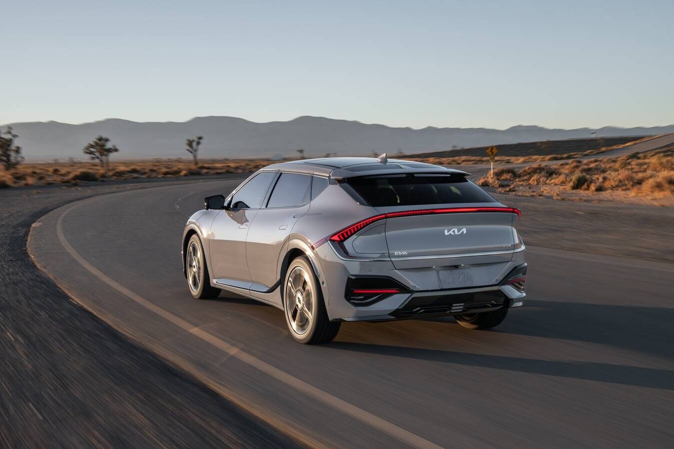 Vue latérale du Kia EV6 2025 à l'extérieur.