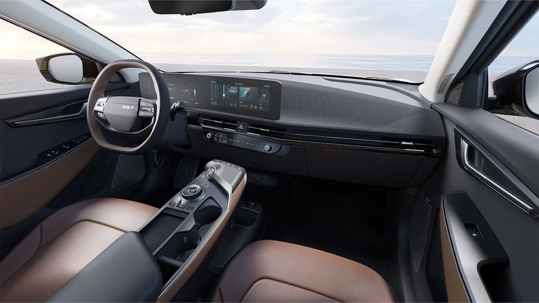 Vue du cockpit conducteur de la Kia EV6 2025, avec affichage numérique complet et sellerie bicolore haut de gamme.