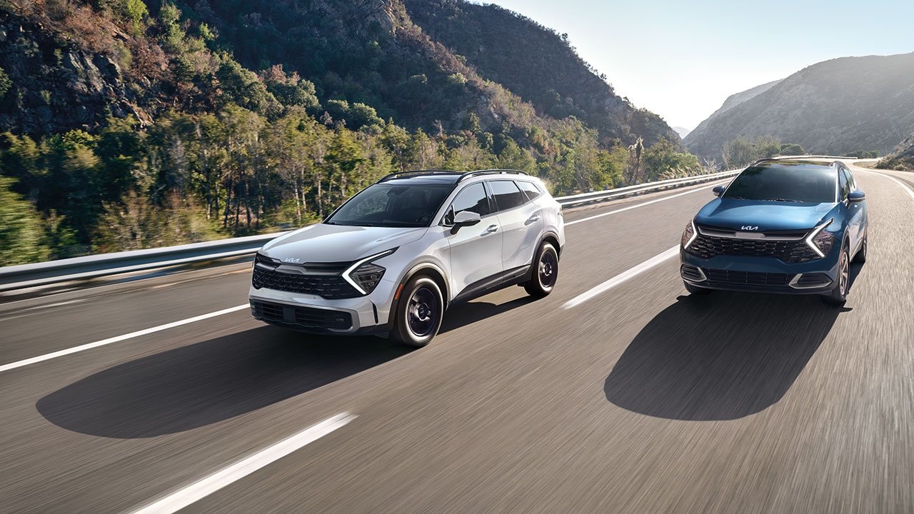 Deux Kia Sportage 2024 roulant sur une grande route.