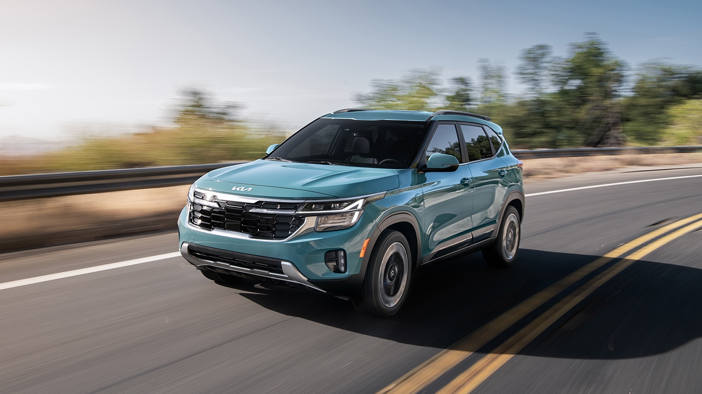 Le Kia Seltos 2025 sur une grande route.