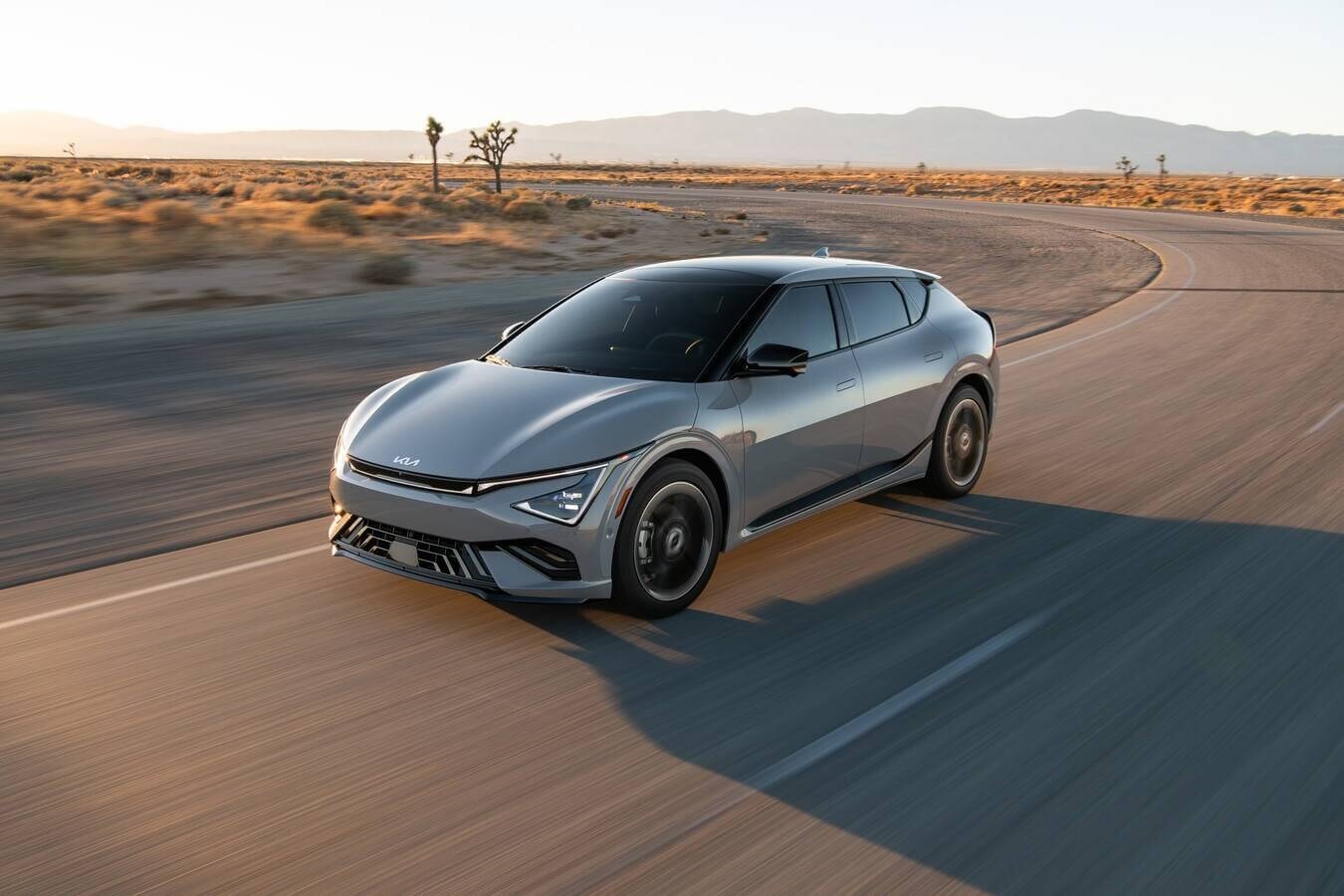 Le Kia EV6 2025 roulant sur une grande route.