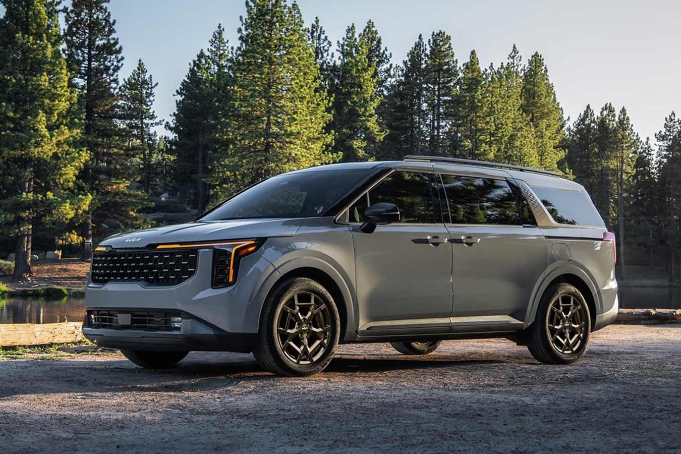 Vue 3/4 avant du Kia Carnival 2025.