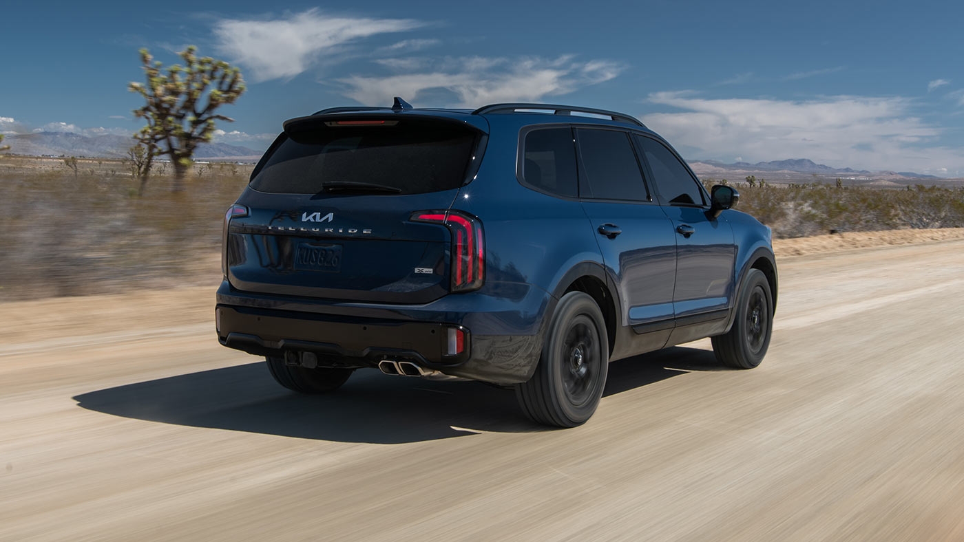 Vue 3/4 arrière du Kia Telluride 2024 roulant sur une route.