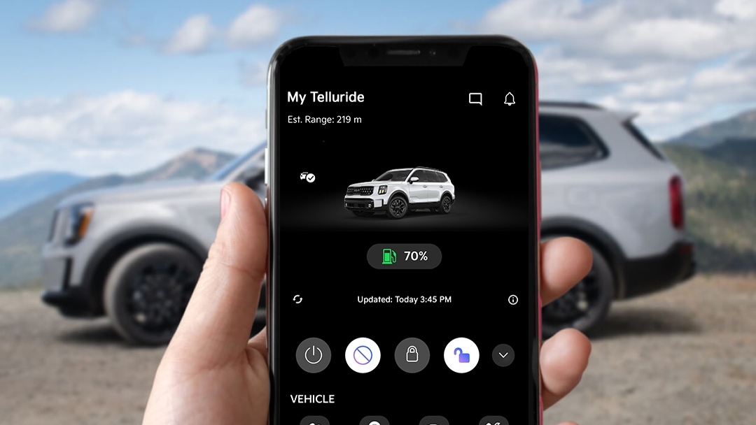 Interface de l’application Kia Connect sur un écran numérique, illustrant les fonctions connectées comme le démarrage à distance.