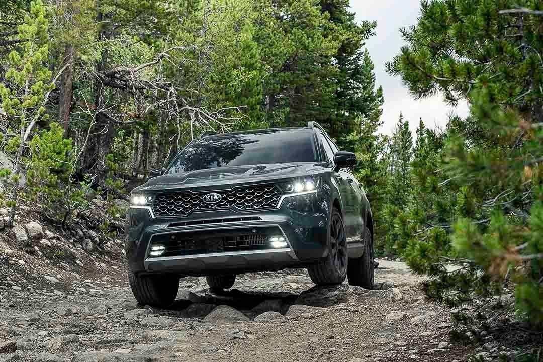 Vue avant du Kia Sorento 2021 sur un sentier rocailleux