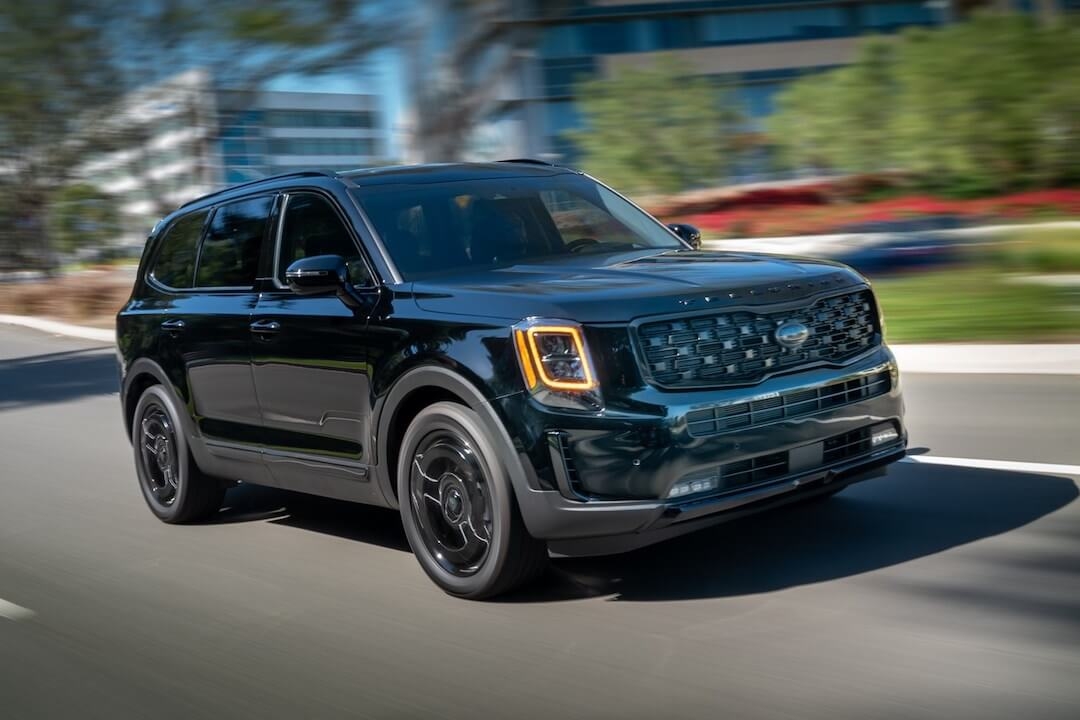 Vue trois quart avant du Kia Telluride 2021 roulant sur une rue