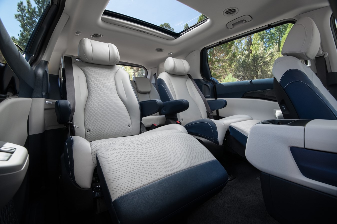 Banquette de 2e rangée du Kia Carnival 2025.