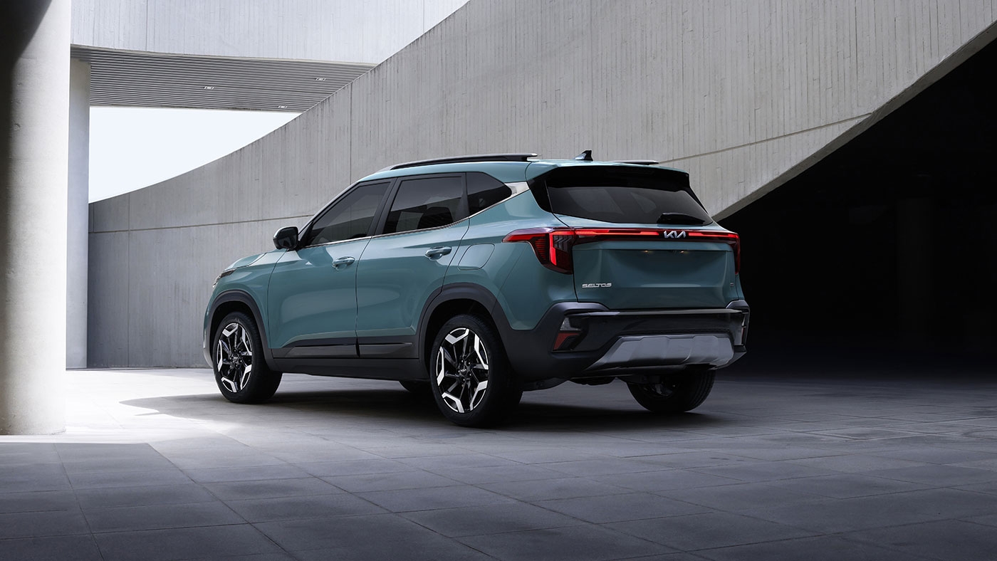 Vue 3/4 arrière du Kia Seltos 2024.