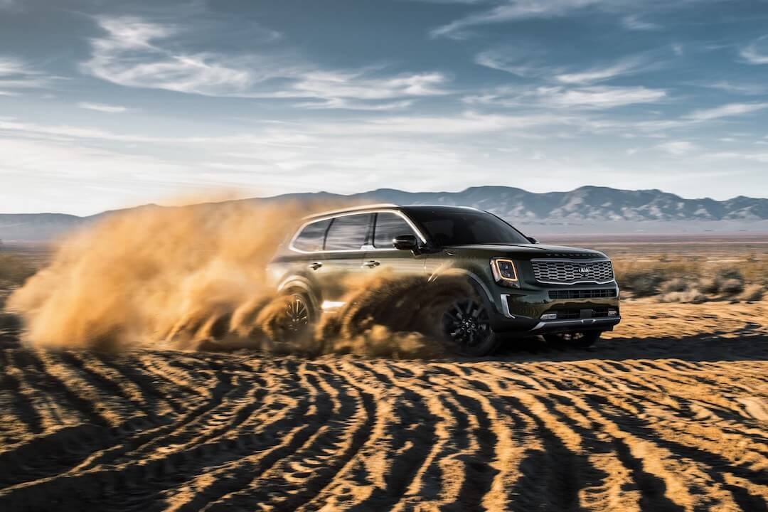 Vue latérale avant du Kia Telluride 2021 sur une plaine de sable