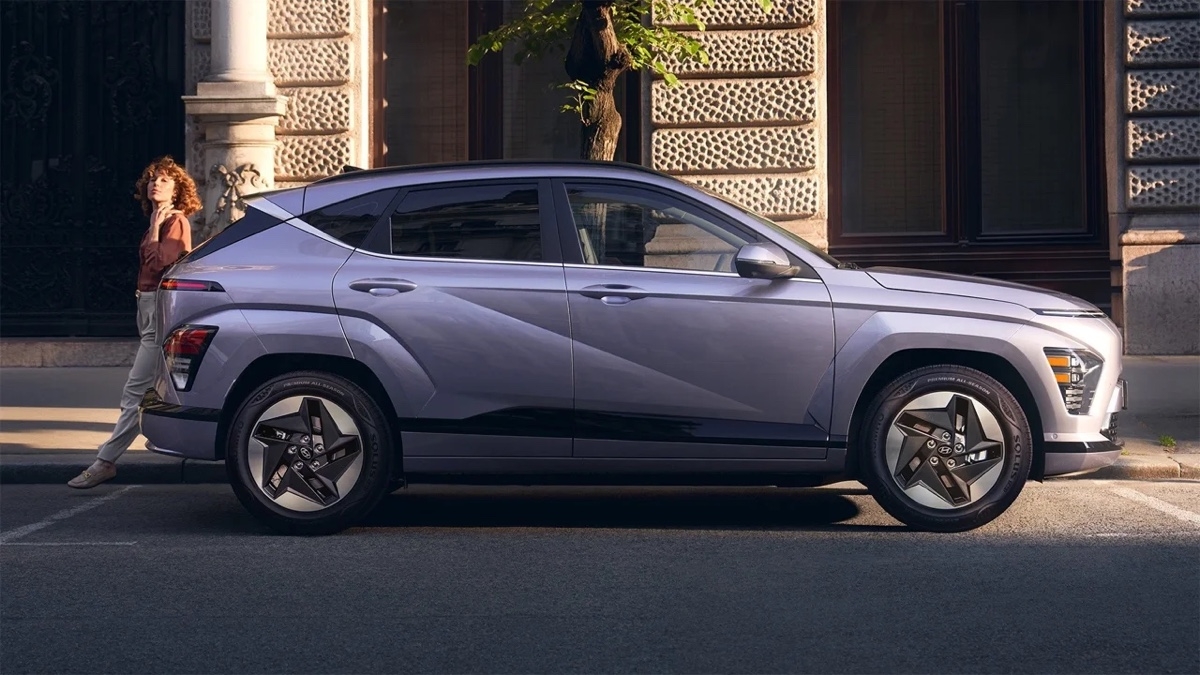 Design du Hyundai Kona électrique 2025 mis en avant dans un décor urbain, illustrant la version électrique de Hyundai.