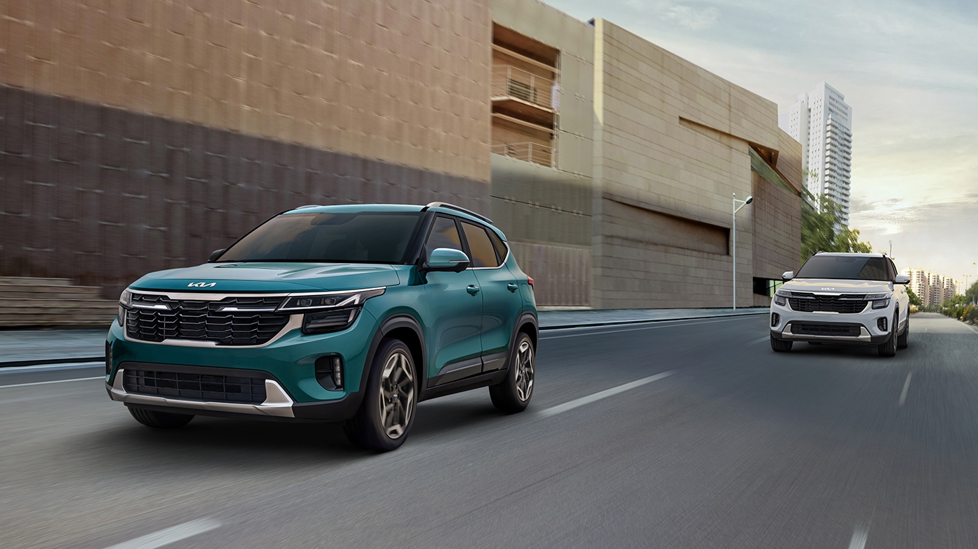 Le Kia Seltos 2025 roulant sur une route en ville.