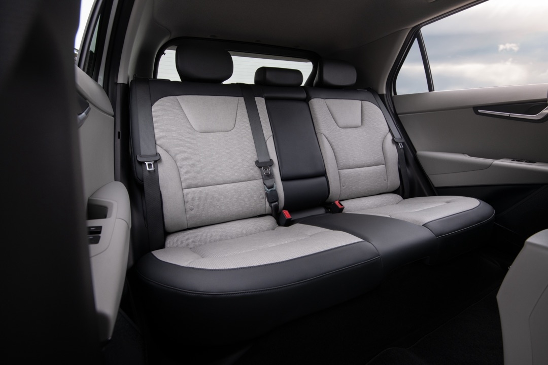 Habitacle du Kia Niro EV 2025 incluant la banquette arrière.